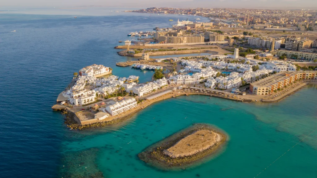 Vue aérienne de la station balnéaire d'Hurghada et des eaux turquoise de la mer Rouge